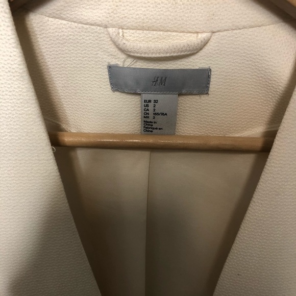 ⭐️5 FOR $25⭐️H&M Off White Cropped Blazer - Picture 2 of 3